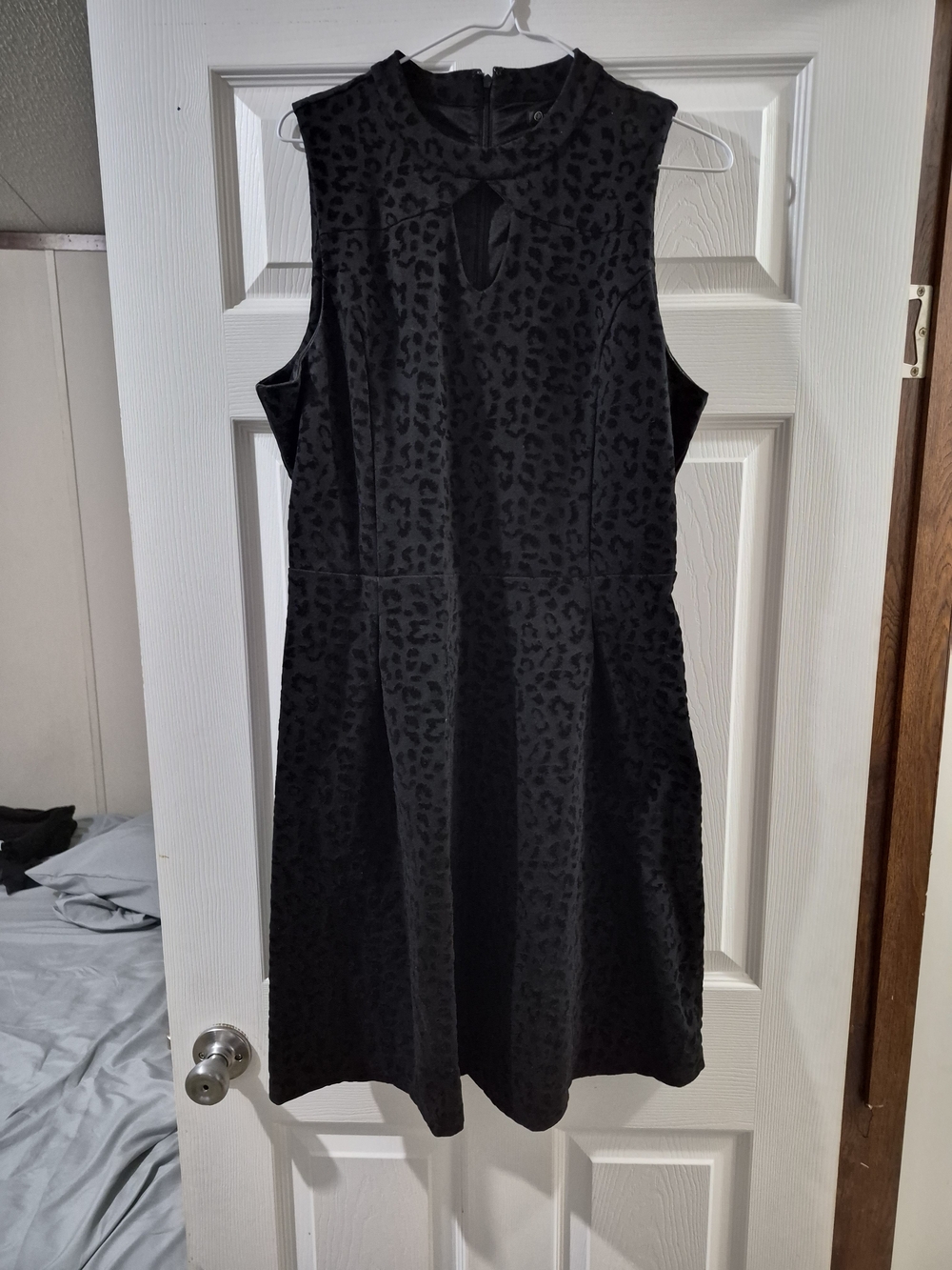 Versona Black Sleeveless Keyhole A-Line Dress - Picture 3 of 16